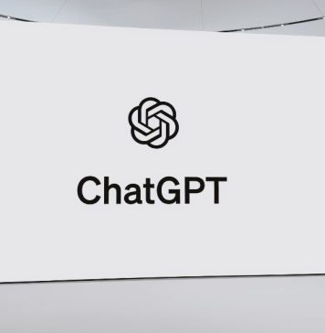 Craig Federighi dando a conocer la integración de ChatGPT con iOS 18 en la keynote de apertura de la WWDC 2024