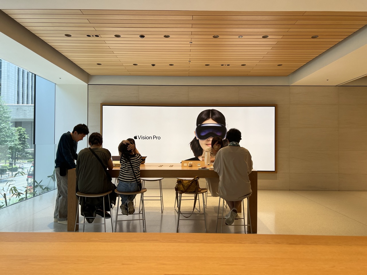 Imagen de las Vision Pro en la Apple Store Marunouchi en el centro de Tokio, Japón