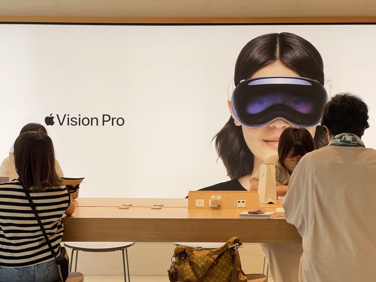 Imagen de las Vision Pro en la Apple Store Marunouchi en el centro de Tokio, Japón