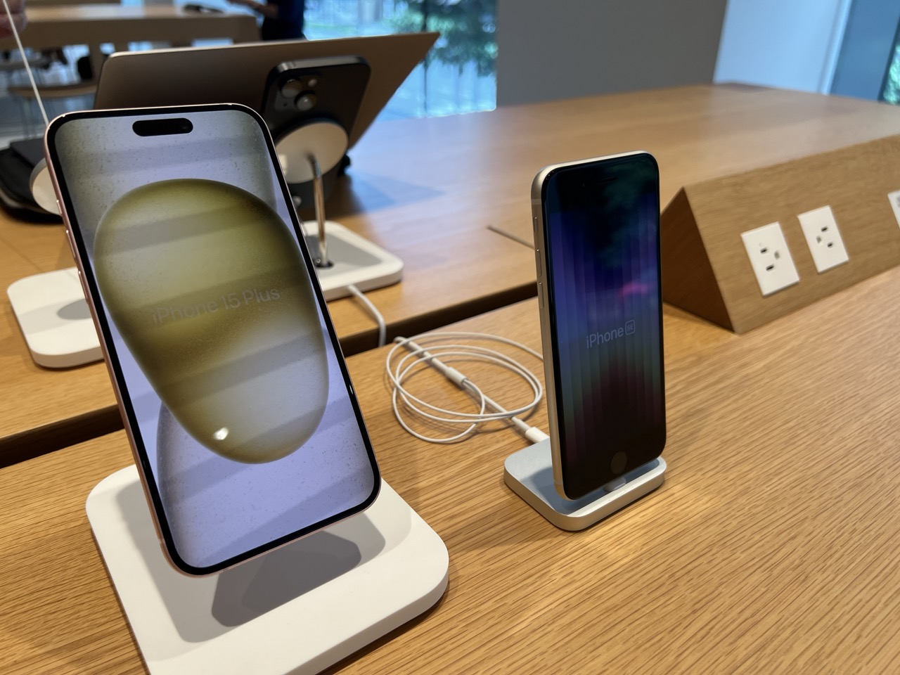 iPhone 15 y iPhone SE 3 en la Apple Store Marunouchi en el centro de Tokio, Japón