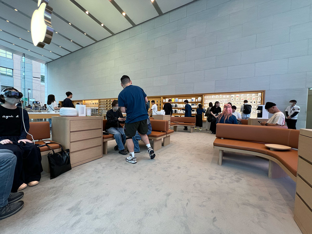 Zona de demostraciones para las Vision Pro en la Apple Store de Omotesando en Tokio, Japón