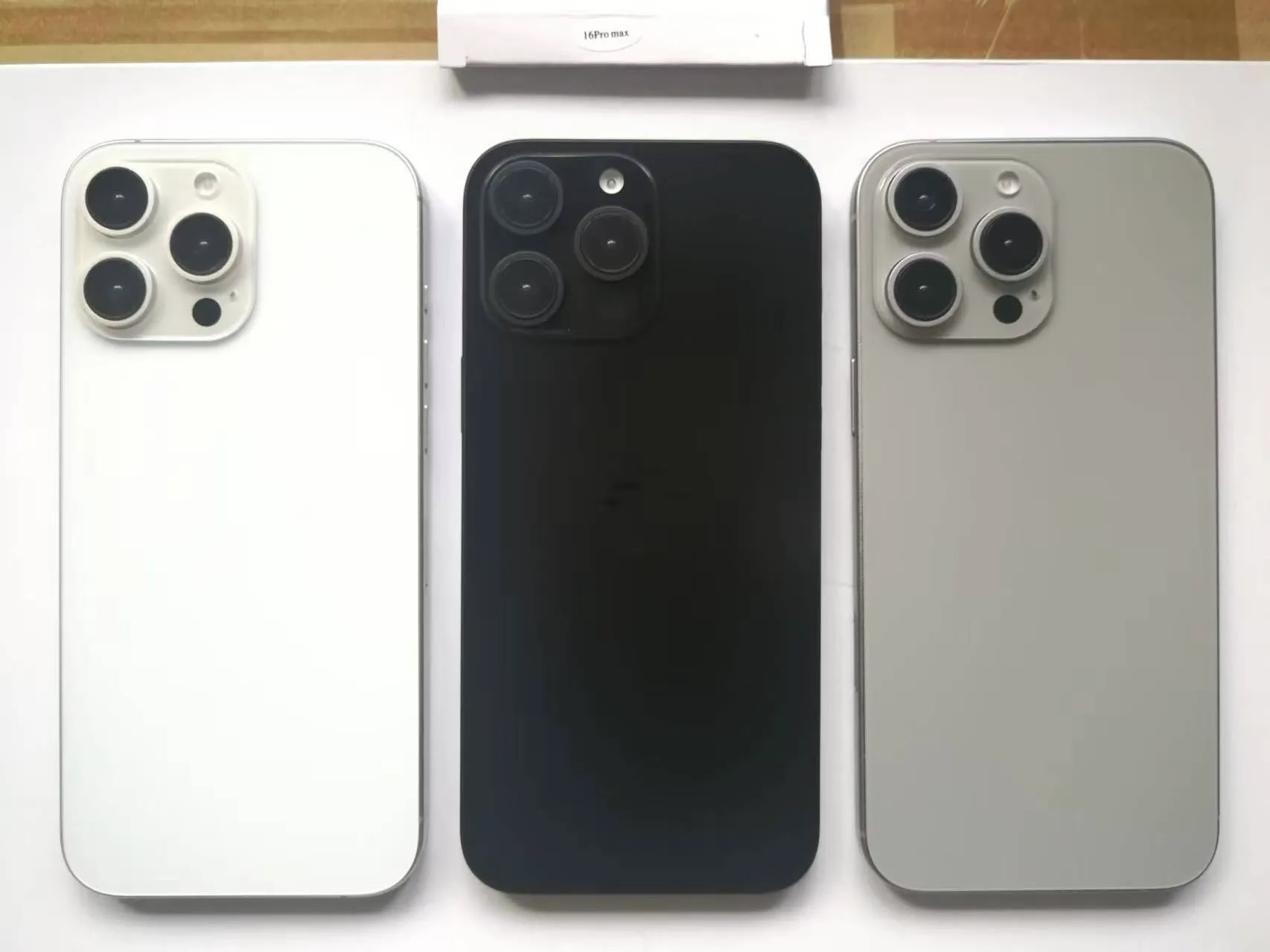 Supuesto iPhone 16 Pro en colores blanco, negro, y una especie de gris amarronado