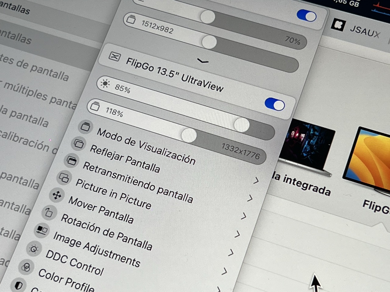 BetterDisplay controlando parámetros del monitor externo portátil FlipGo en un MacBook