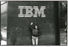 Steve Jobs enseñando el dedo a IBM en frente de sus oficinas en Nueva York