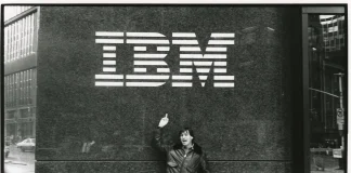 Steve Jobs enseñando el dedo a IBM en frente de sus oficinas en Nueva York