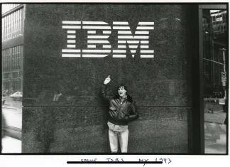 Steve Jobs enseñando el dedo a IBM en frente de sus oficinas en Nueva York