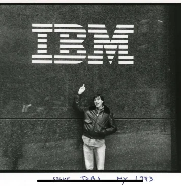 Steve Jobs enseñando el dedo a IBM en frente de sus oficinas en Nueva York