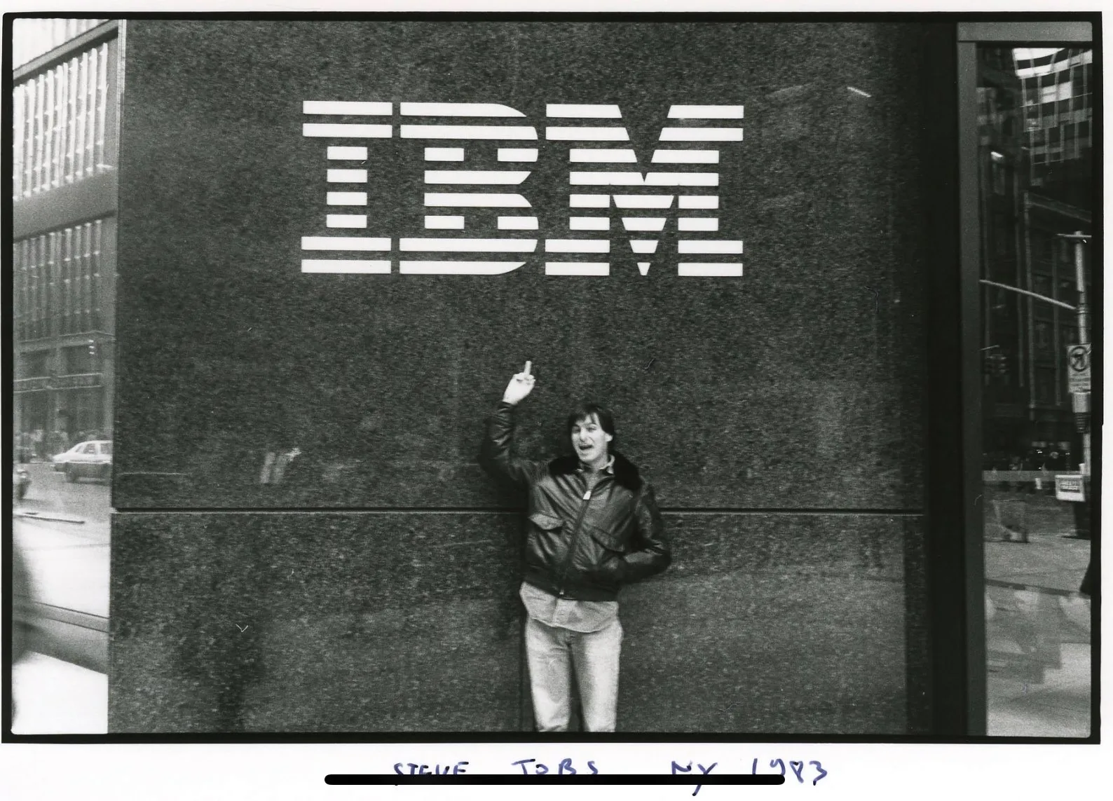 Steve Jobs enseñando el dedo a IBM en frente de sus oficinas en Nueva York