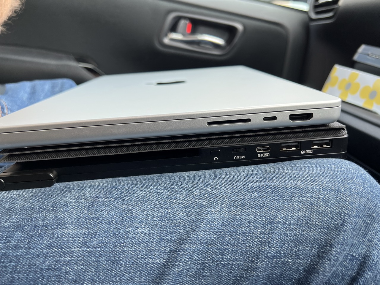 Transportando el FlipGo, no es mucho más grande que un MacBook Pro de 14 pulgadas