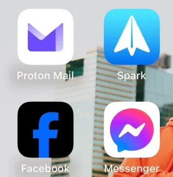 Icono de la App de Facebook con el fondo oscuro