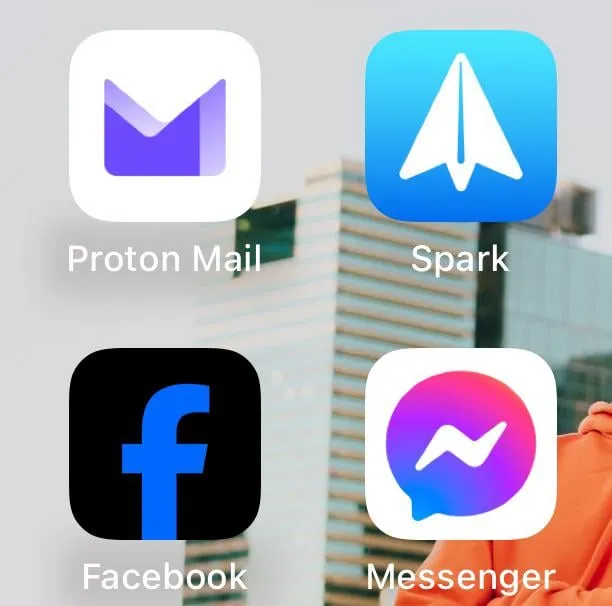 Icono de la App de Facebook con el fondo oscuro