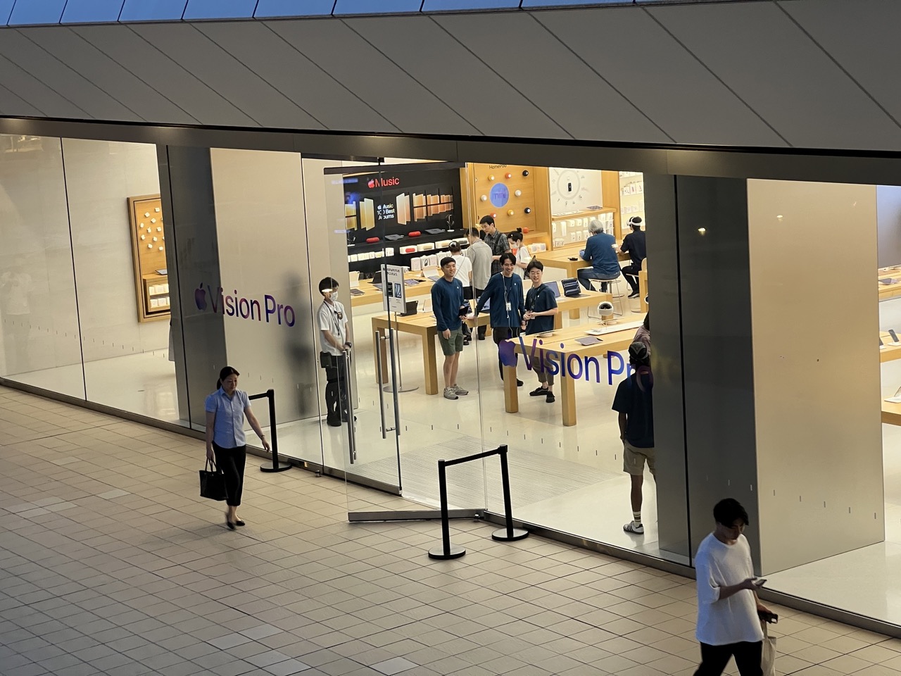 Apple Store de Apple en el centro comercial LaZona de Kawasaki, Japón