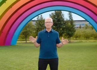 Tim Cook durante la presentación del iPhone 16