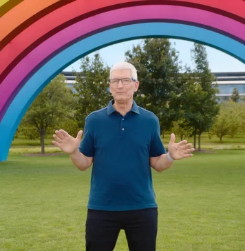 Tim Cook durante la presentación del iPhone 16