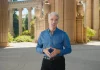 Craig Federighi juntando las manos