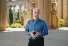 Craig Federighi juntando las manos