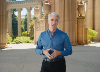 Craig Federighi juntando las manos