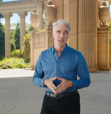 Craig Federighi juntando las manos