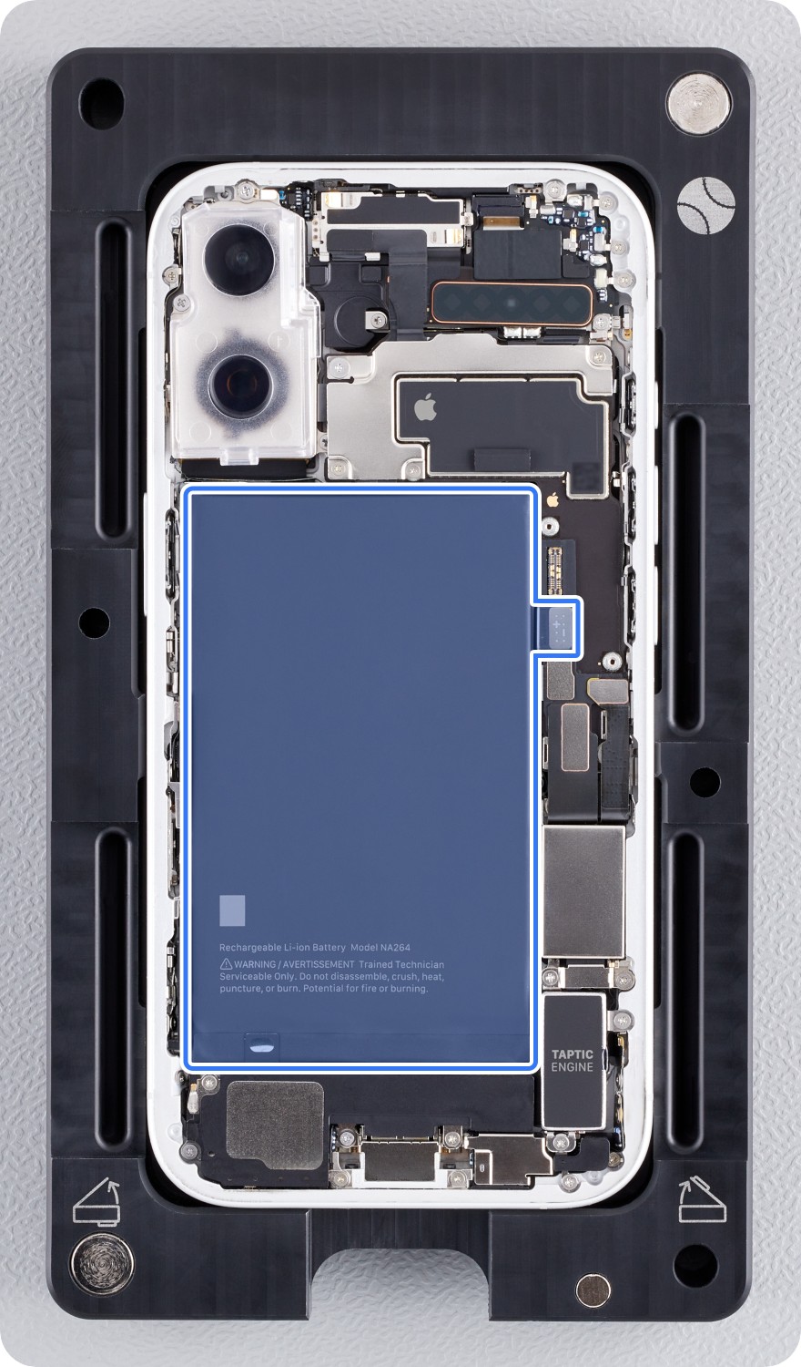 Cambiando la batería del iPhone 16 en una de las camas que Apple tiene en su kit de reparaciones