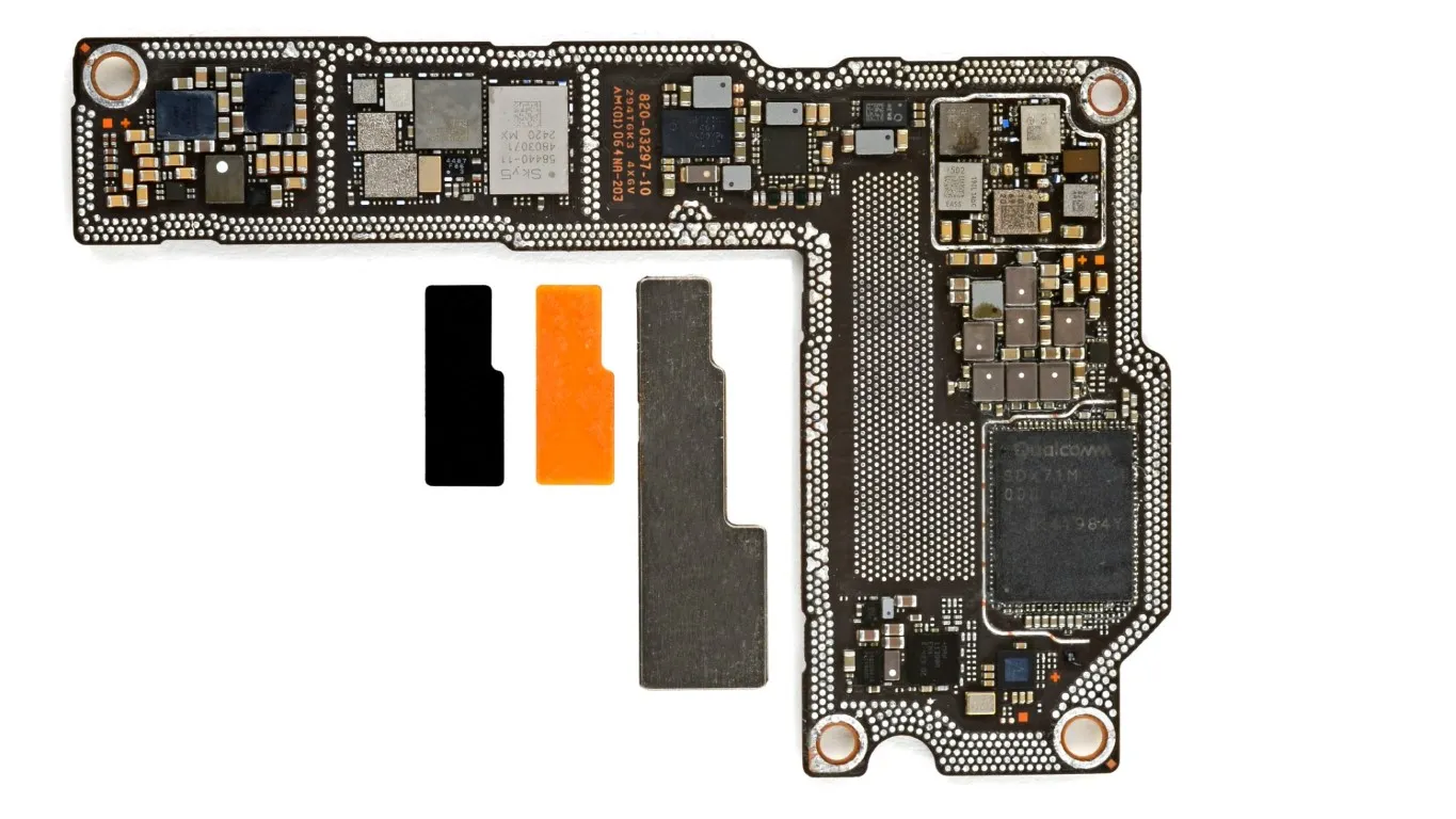 Placa base del iPhone 16, con sus disipadores de calor y aislantes