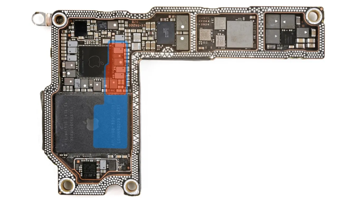 Placa base del iPhone 16, con el A18 abriéndose espacio como puede