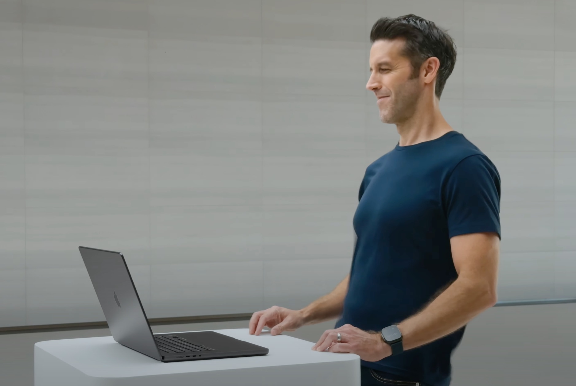 John Ternus abriendo un MacBook Pro con M4 y recibiendo una ráfaga de viento huracanada debido a la enorme potencia salvaje e indomable de estas bestias de la tecnología