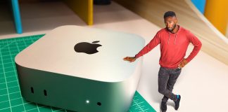 Marques Brownlee con el Mac mini con M4 (imagen a tamaño real ;) )