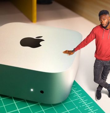 Marques Brownlee con el Mac mini con M4 (imagen a tamaño real ;) )