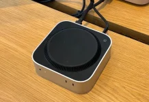 Mac mini con M4 dado la vuelta