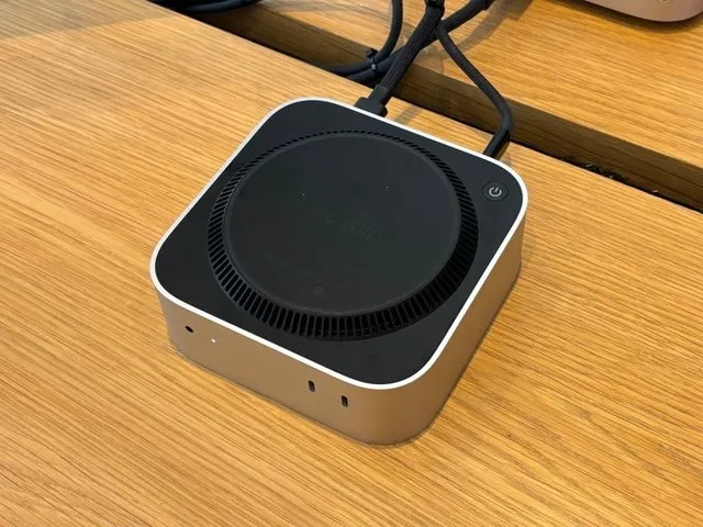 Mac mini con M4 dado la vuelta