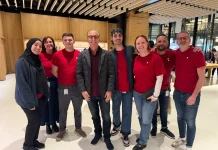 Greg Joswiak visitando empleados en una Apple Store en el Reino Unido