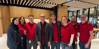 Greg Joswiak visitando empleados en una Apple Store en el Reino Unido