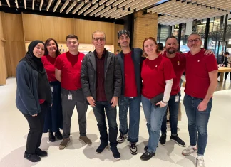 Greg Joswiak visitando empleados en una Apple Store en el Reino Unido