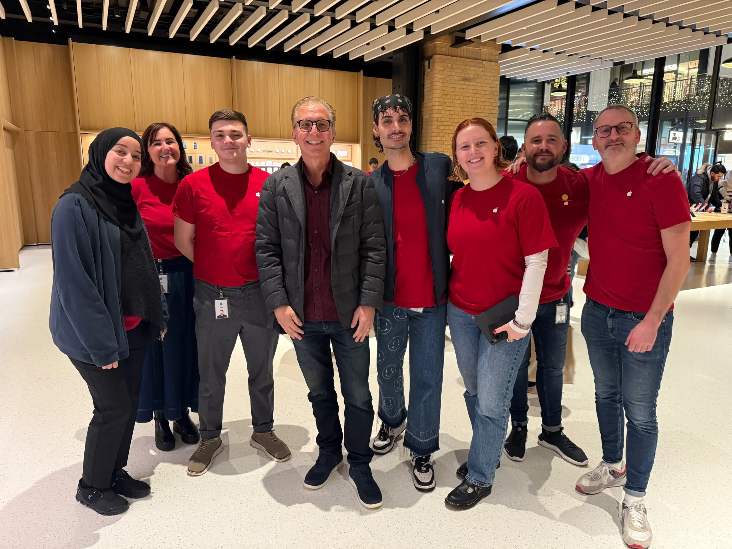 Greg Joswiak visitando empleados en una Apple Store en el Reino Unido