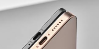 Foto del Oppo Find N5, un smarpthone tan fino como permite el puerto USB-C, comparado con un iPhone 16 Pro al lado