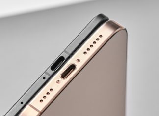 Foto del Oppo Find N5, un smarpthone tan fino como permite el puerto USB-C, comparado con un iPhone 16 Pro al lado