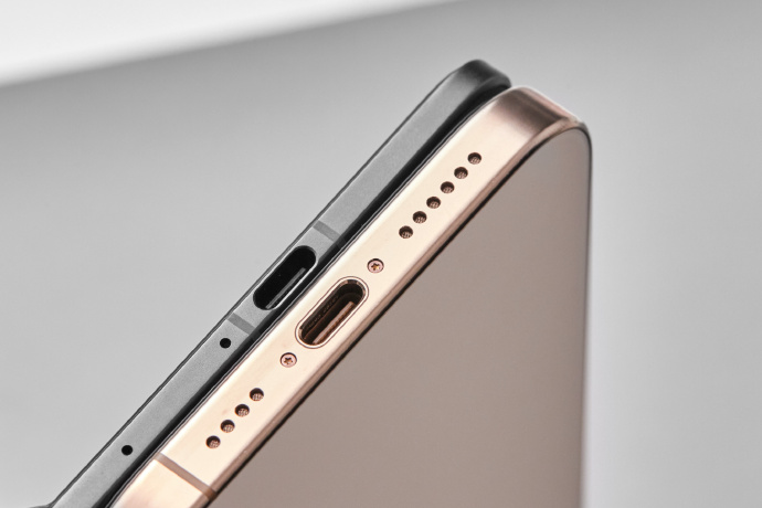 Foto del Oppo Find N5, un smarpthone tan fino como permite el puerto USB-C, comparado con un iPhone 16 Pro al lado