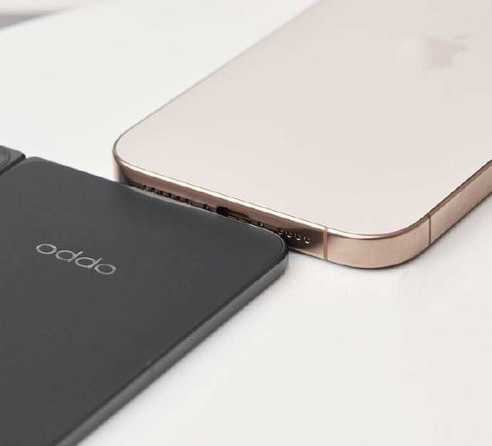 Foto del Oppo Find N5, un smarpthone tan fino como permite el puerto USB-C, comparado con un iPhone 16 Pro al lado