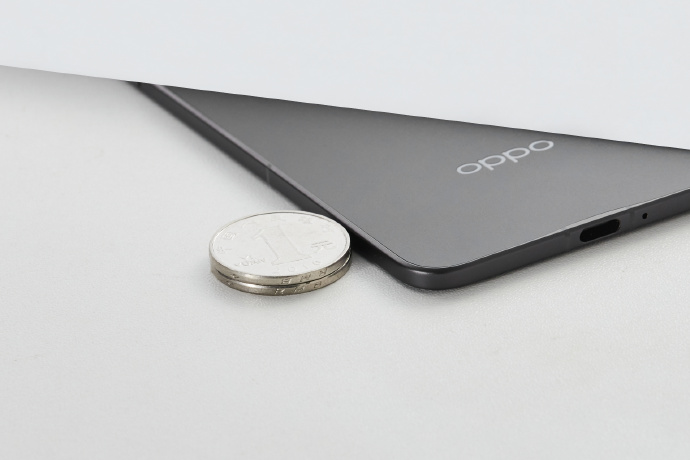 Foto del Oppo Find N5, un smarpthone tan fino como permite el puerto USB-C