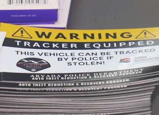 Pegatina para pegar en un coche que indica que el vehículo puede ser rastreado con un localizador como un AirTag