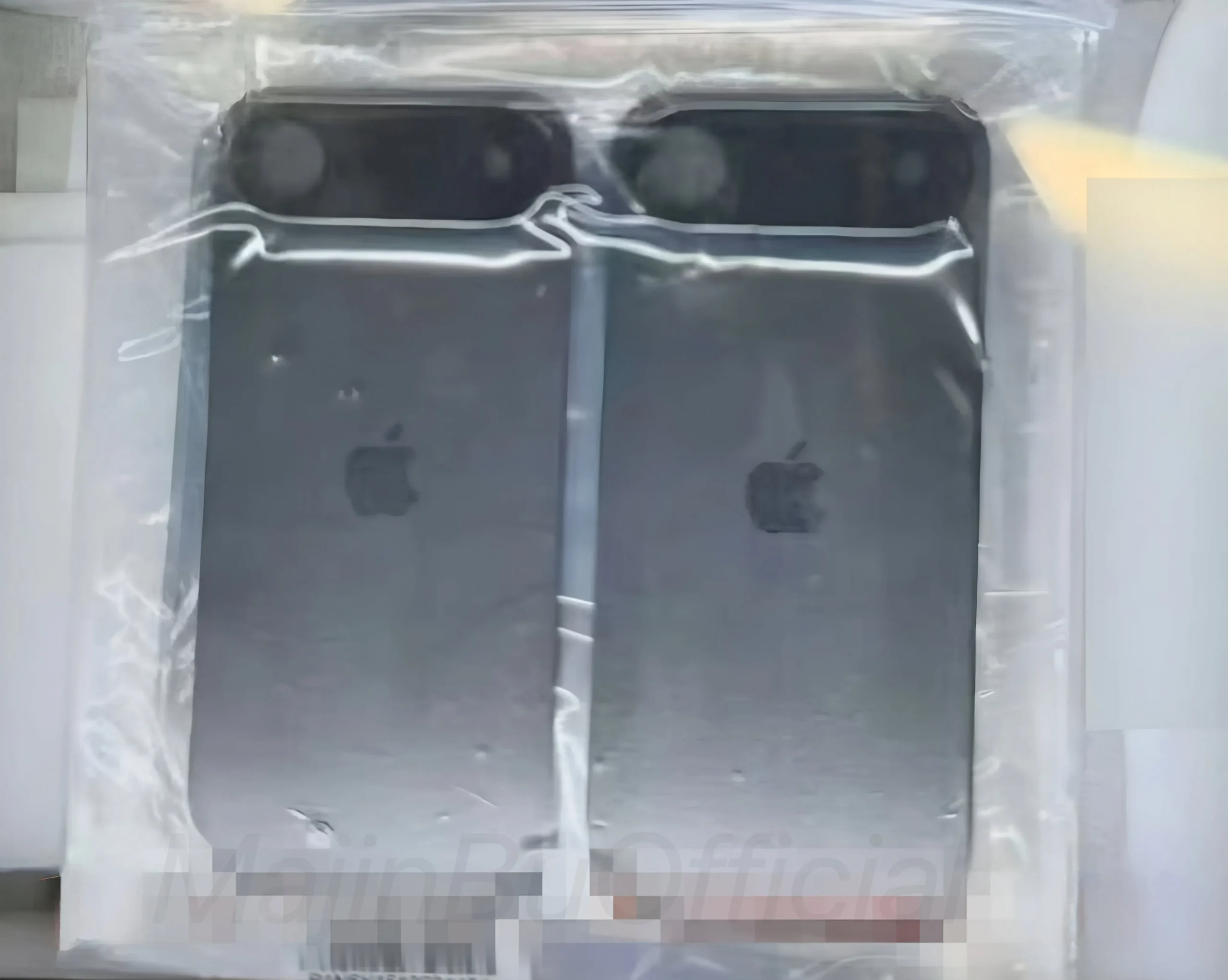 Supuesta carcasa trasera del iPhone 17 Plus con una zona para la cámara que ocupa todo el ancho del terminal por la parte superior del mismo