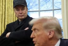 Elon Musk mirando por encima del hombro al presidente de los EEUU Mr. Donald Trump