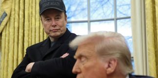 Elon Musk mirando por encima del hombro al presidente de los EEUU Mr. Donald Trump