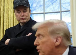 Elon Musk mirando por encima del hombro al presidente de los EEUU Mr. Donald Trump