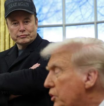 Elon Musk mirando por encima del hombro al presidente de los EEUU Mr. Donald Trump