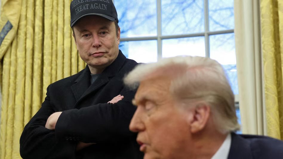 Elon Musk mirando por encima del hombro al presidente de los EEUU Mr. Donald Trump