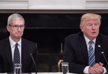 Tim Cook y Donald Trump. Cook parece estar a punto de reirse, o de llorar, o las dos cosas a la vez
