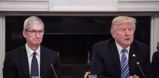 Tim Cook y Donald Trump. Cook parece estar a punto de reirse, o de llorar, o las dos cosas a la vez