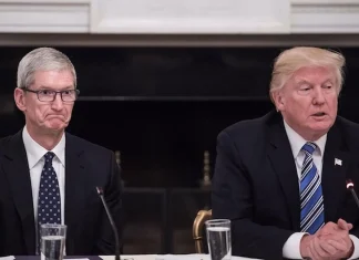 Tim Cook y Donald Trump. Cook parece estar a punto de reirse, o de llorar, o las dos cosas a la vez