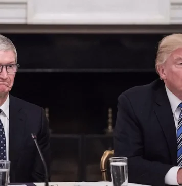 Tim Cook y Donald Trump. Cook parece estar a punto de reirse, o de llorar, o las dos cosas a la vez